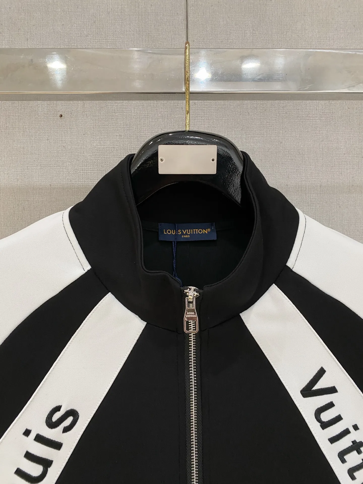 🅿️720 LV hot-selling suit is coming. Focus on the original version of the official website. 2025 new hot-selling cardigan suit. The original order is the best. 🇭🇰The meticulous work of top designers. It has a fitting and perfect upper body effect. All-natural high-quality Tencel Roman cotton 100%, close-fitting comfort, noble and elegant! Original hardware embodies elegance and nobility! Counter size: M-3XL (maximum wear up to 190 pounds)